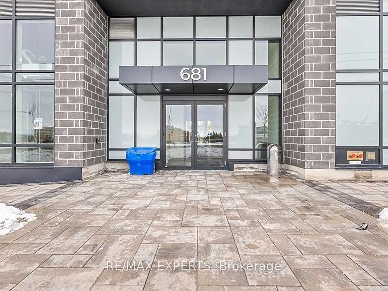 681 Yonge St #527 — Photo 2