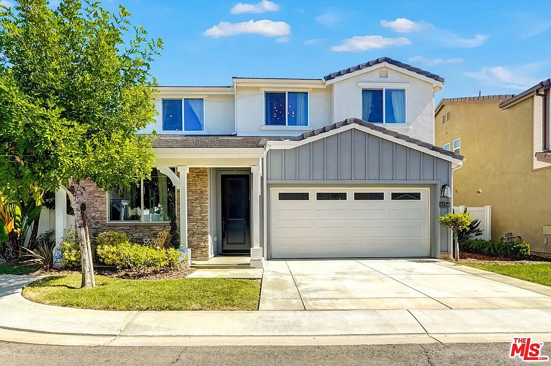 4 bed, 3.0 bath, 2211 sqft, $6,000 — Photo 1
