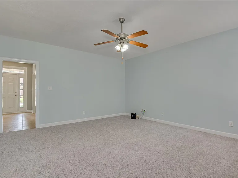 158 Kenilworth Dr — Photo 8
