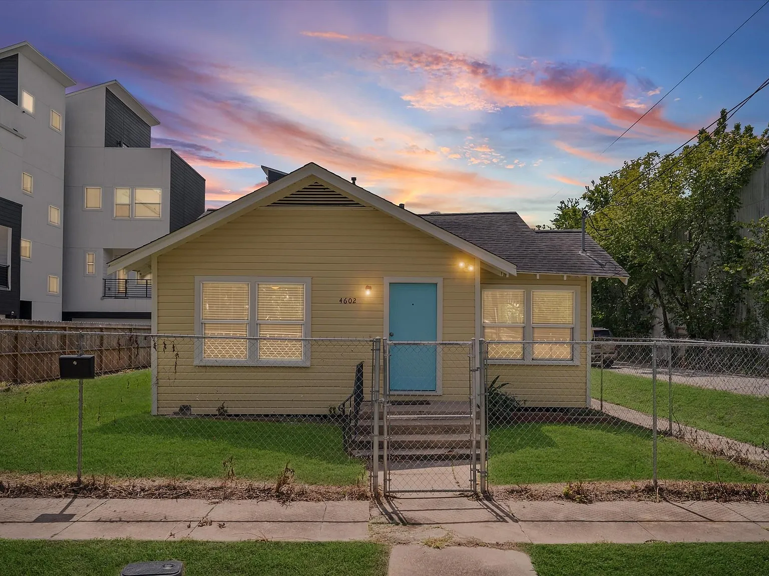 3 bed, 1.0 bath, 1140 sqft, $1,600 — Photo 1
