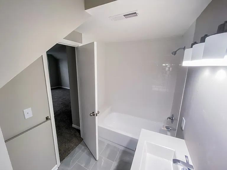 1115 W 49th St — Photo 36