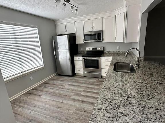 5th image of 1062 Fairfax Dr