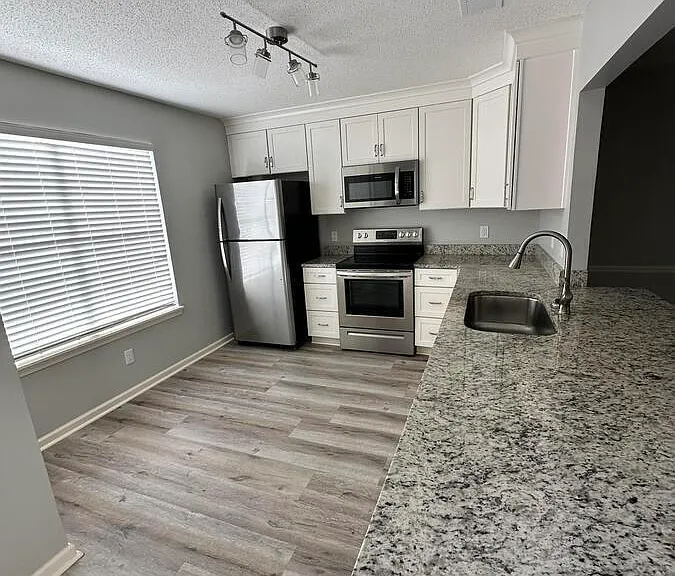 1062 Fairfax Dr — Photo 5