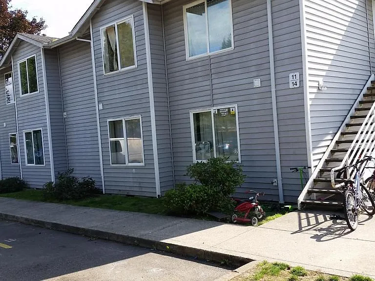274 SE Kingwood Ave — Photo 1
