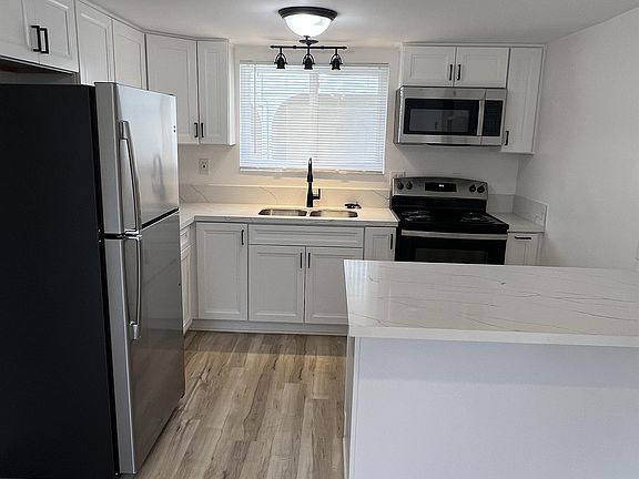 3rd image of 3748.5 Jewell St