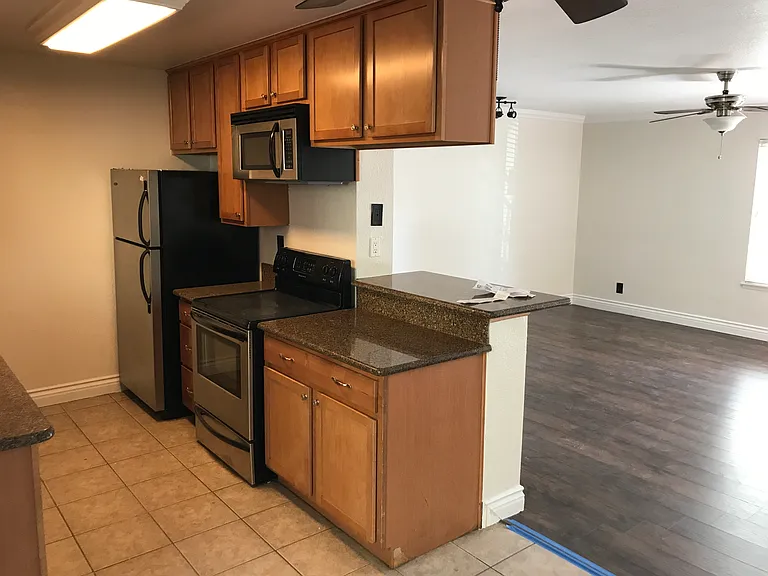 1000 Estes St #6 — Photo 10