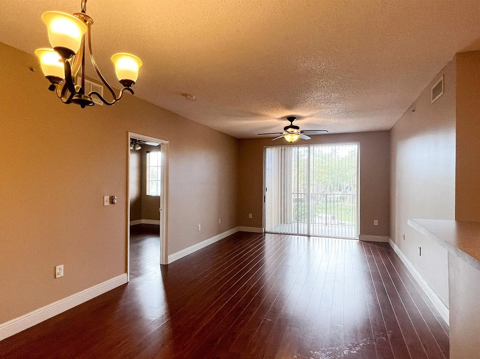 3 bed, 2.0 bath, 981 sqft, $2,500 — Photo 3
