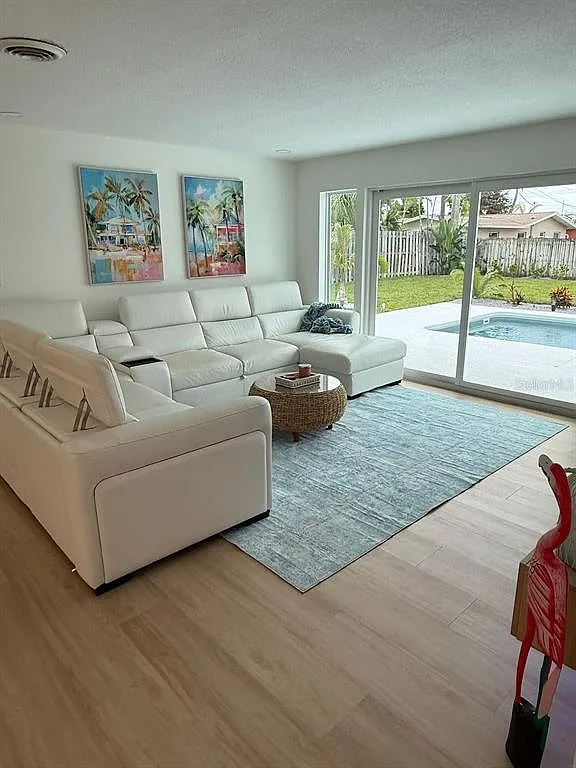 4 bed, 2.0 bath, 1520 sqft, $4,850 — Photo 3