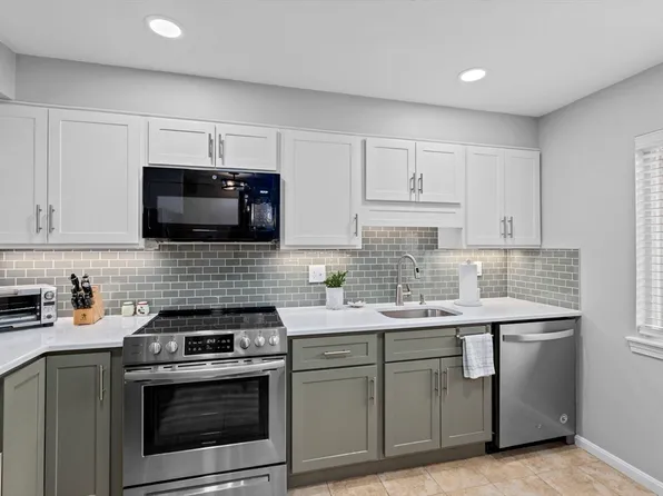 21 Beals Cove Rd APT E, Hingham, MA 02043