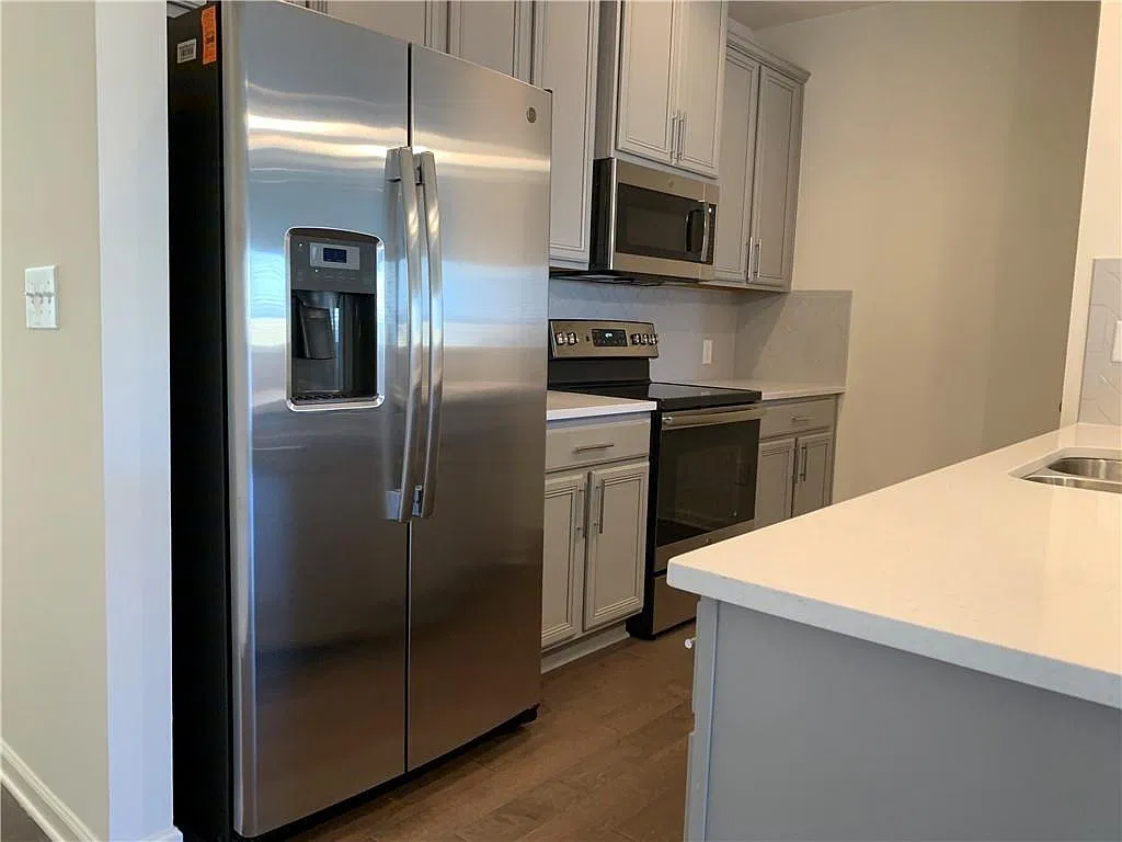 3 bed, 2.5 bath, 1607 sqft, $2,150 — Photo 2