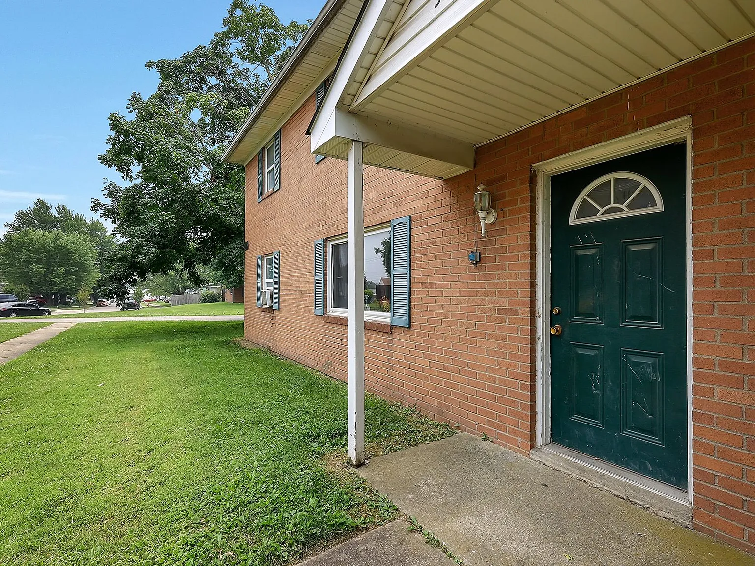 2 bed, 1050 sqft, $899 — Photo 2