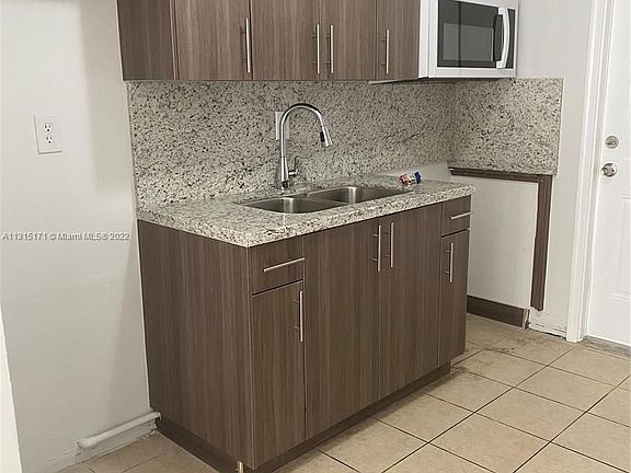 4th image of 906 NW 17th Ave #1