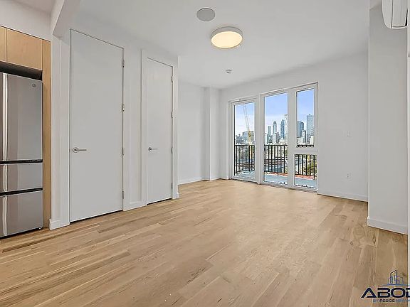 2nd image of 558 Sackett St #3A