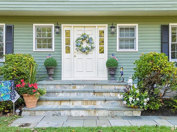 3rd image of 10 Foxwood Road