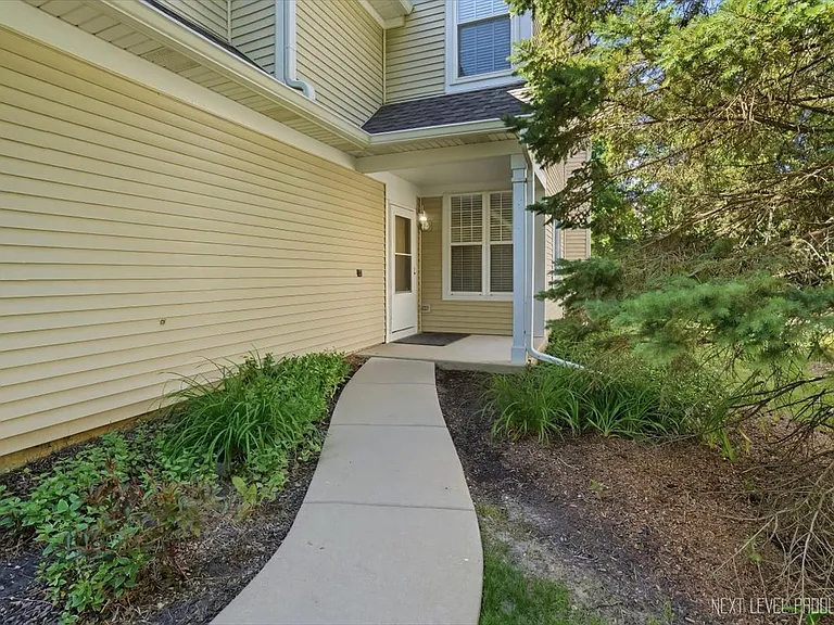3044 Waters Edge Cir — Photo 22