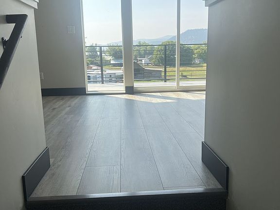 4th image of 861 9th St W #2
