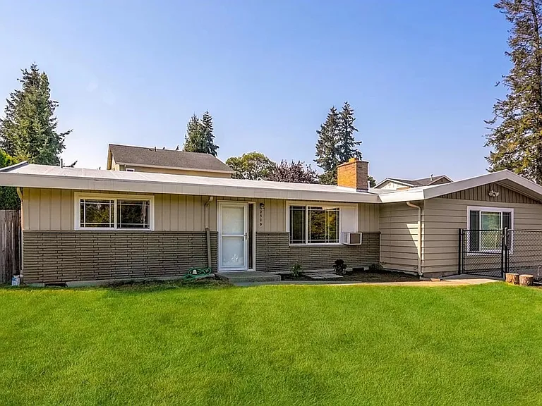Front of house, fully fenced in yard.