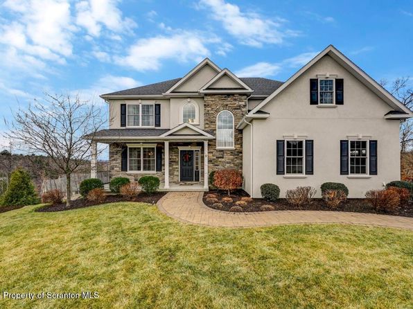 8 Somerset Close #L-62, Moosic, PA 18507