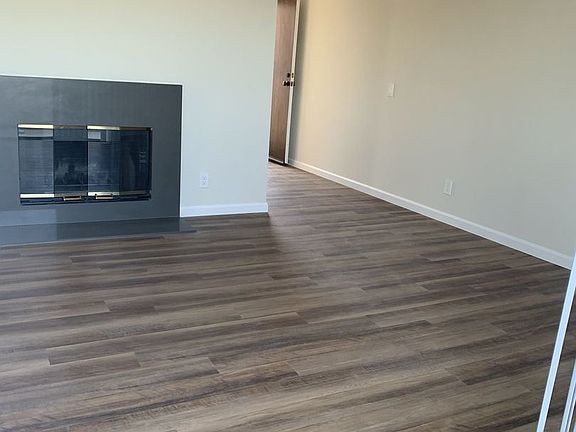 5th image of 15323 Weddington St #303