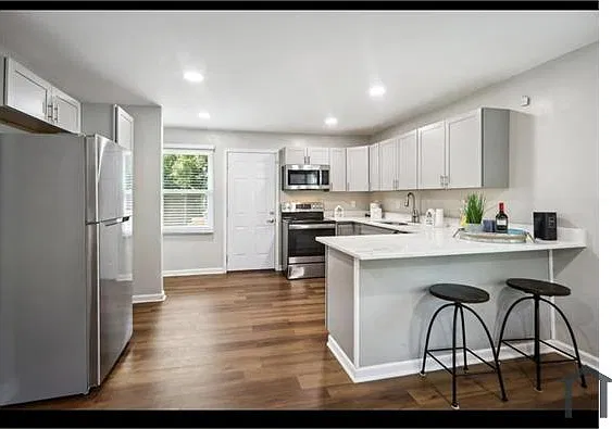 3 bed, 1008 sqft, $1,950 — Photo 2