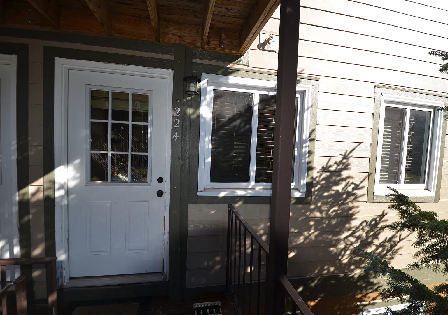 Year lease! Views of Quandary! 3 Bedrooms! On Bus Route — Photo 2