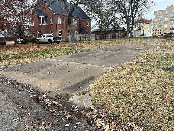 3rd image of 817 S Dewey Ave