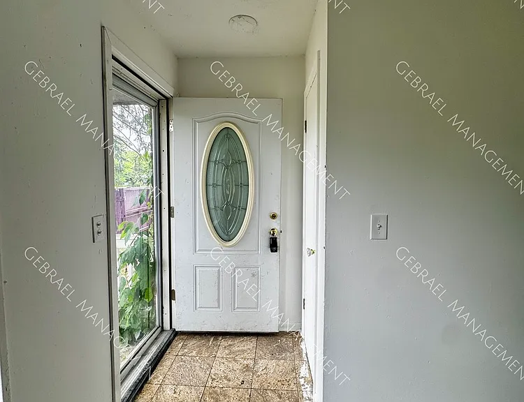 808 Chatham Dr — Photo 2
