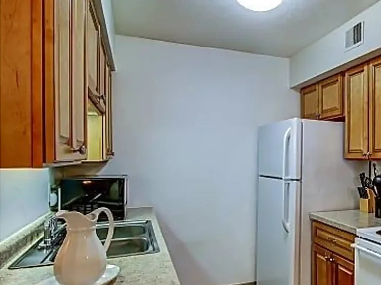 374 Riverside Dr #7 — Photo 3