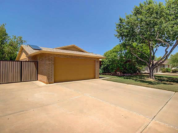 2nd image of 810 W Diamond Dr