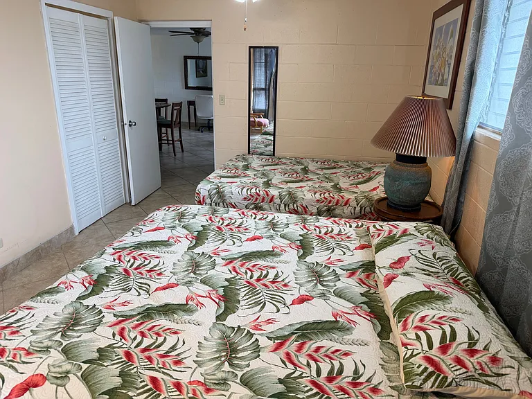 Waikiki Whale Watcher Apartments — Photo 11