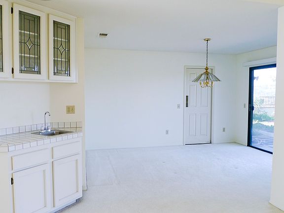 Formal Dining/Wet Bar