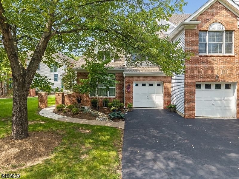 1st image of 28 Pond Ridge Dr