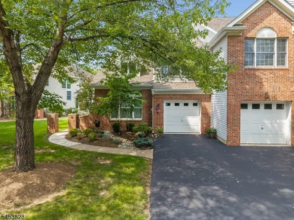 28 Pond Ridge Dr, Clinton Town, NJ 08809