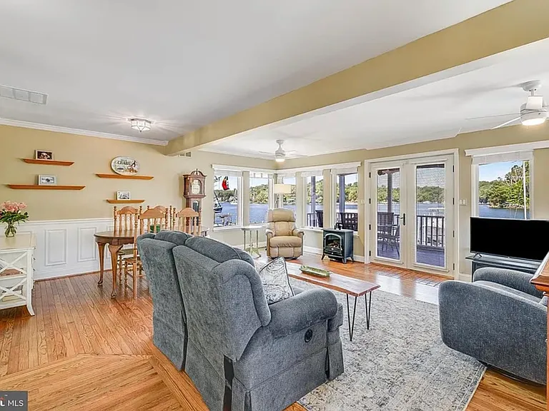 684 N Riverside Dr — Photo 5