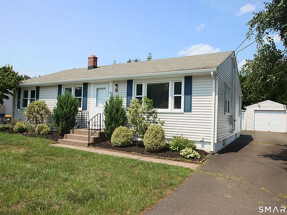 2nd image of 28 East Clover Circle