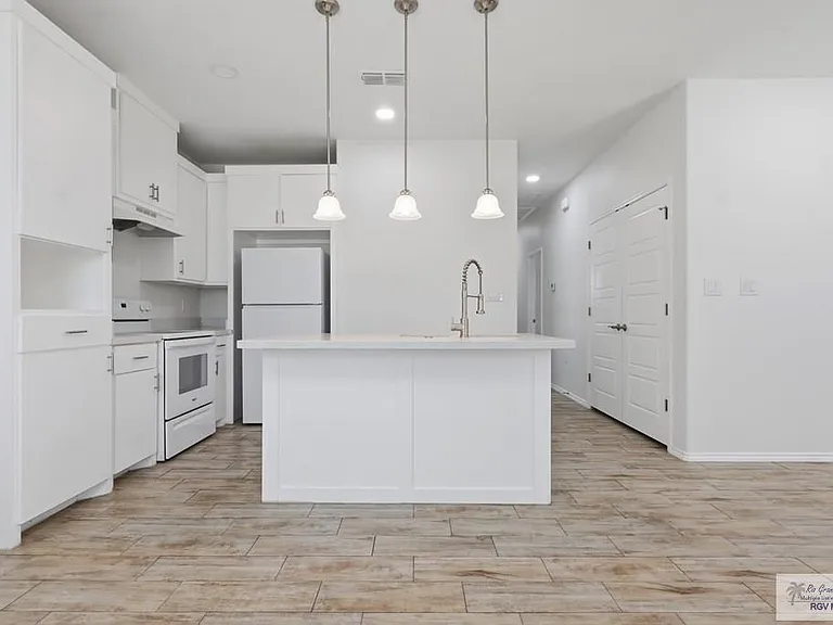 2220 E Valley Cir #A — Photo 3