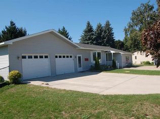 1009 Saint Johns Dr, Charlevoix, MI 49720