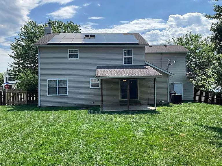 911 Victoria Ln — Photo 2