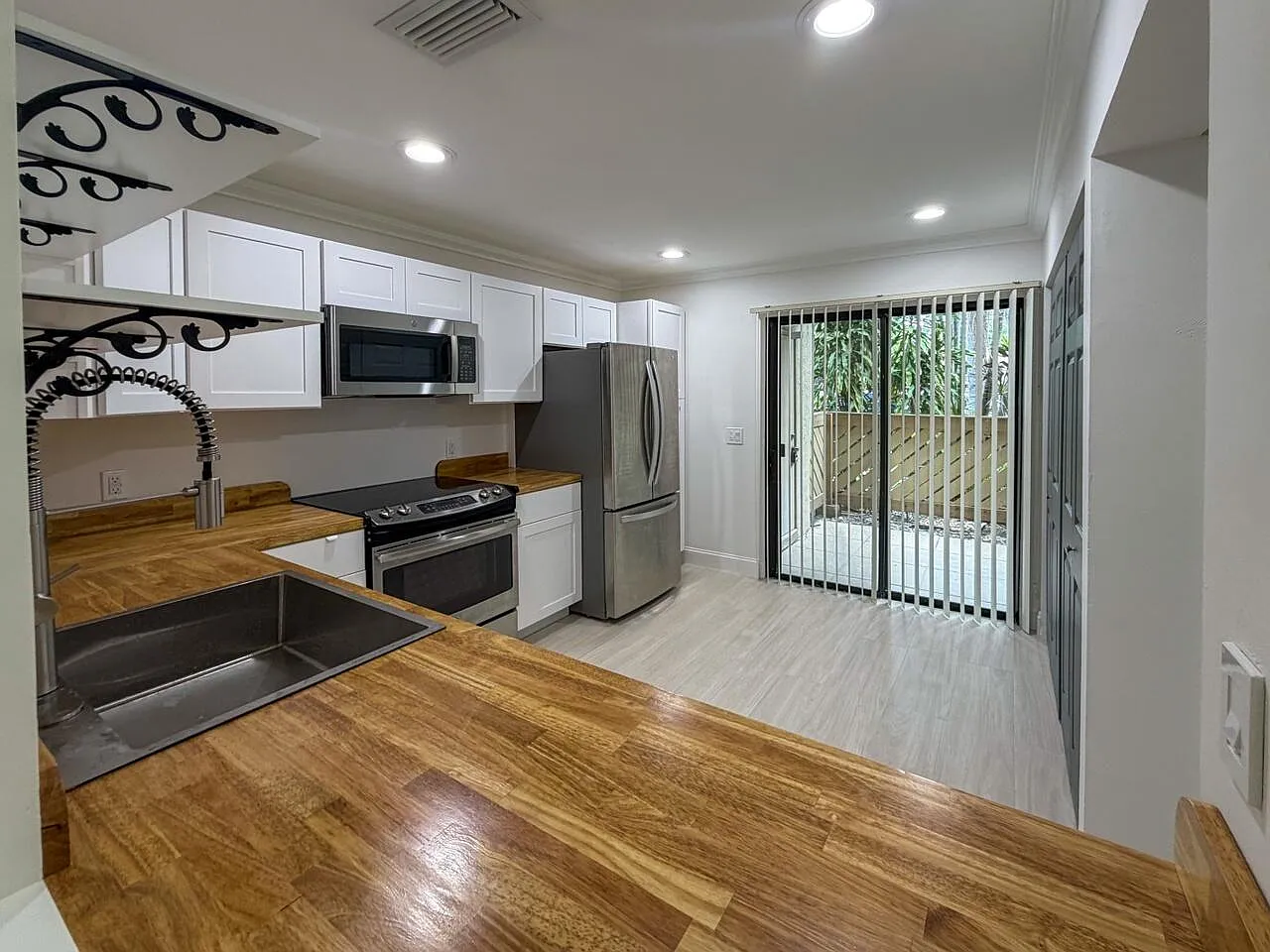 3 bed, 2.0 bath, 1300 sqft, $2,695 — Photo 3