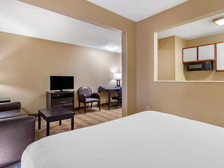 Deluxe Studio - 1 Queen Bed