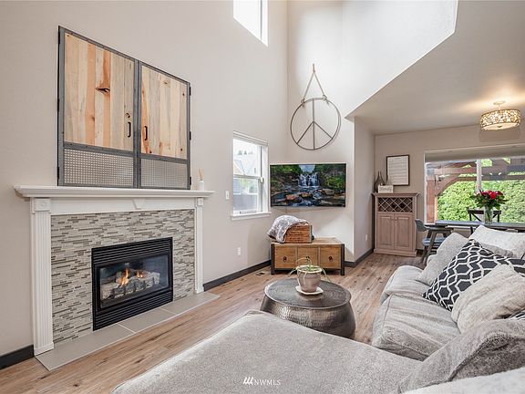 Gorgeous tiled gas fireplace