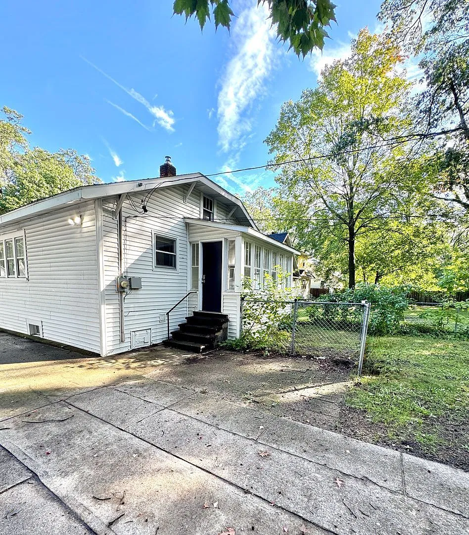 3 bed, 1.0 bath, 1008 sqft, $1,375 — Photo 4