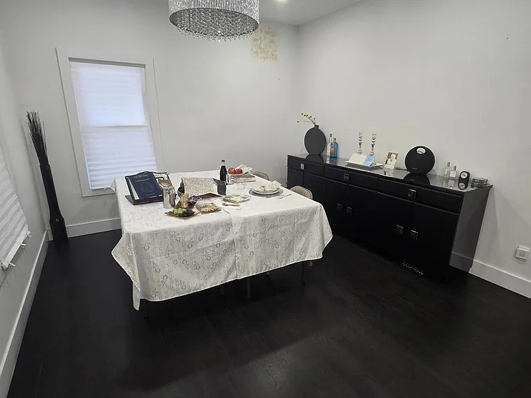 486 W Lincoln Ave — Photo 3