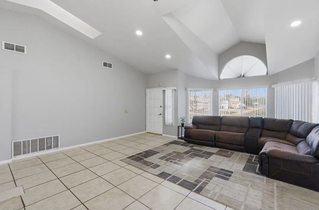 16488 Mountain St — Photo 1
