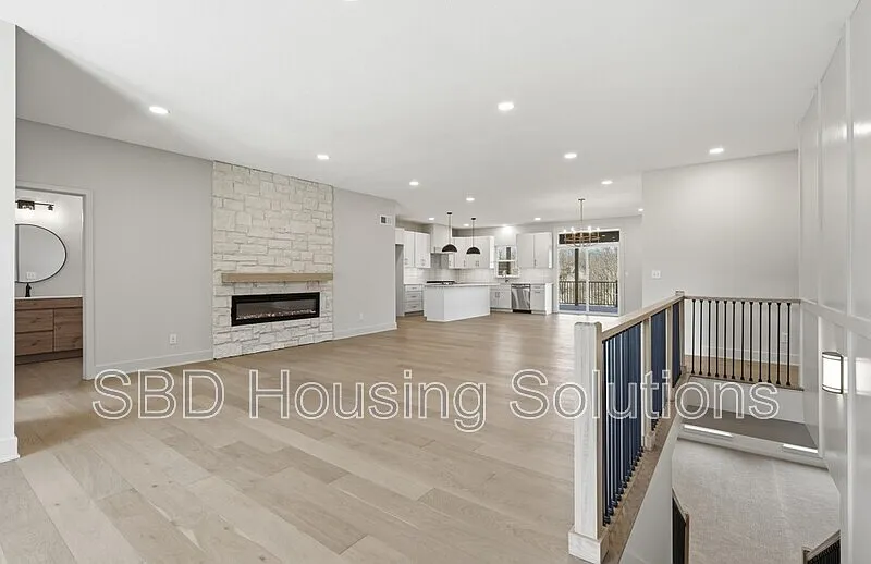 5 bed, 3.5 bath, 4102 sqft, $4,600 — Photo 3