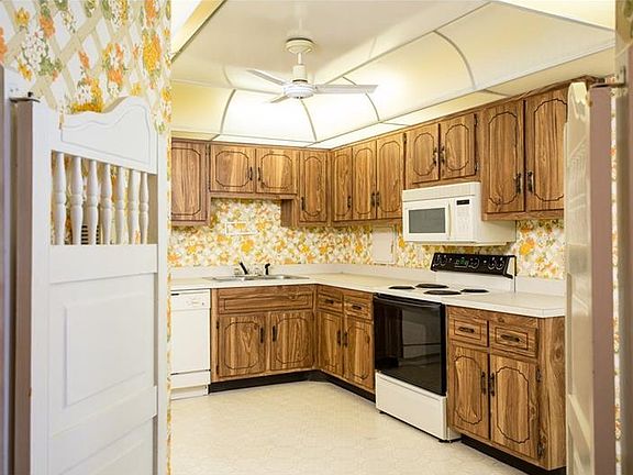 3rd image of 700 Beach Dr NE APT 203