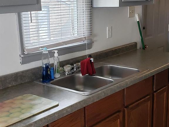 4th image of 2861 Lois St
