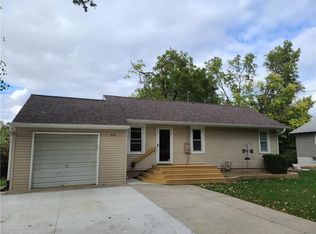 214 S 11th Ave W, Newton, IA 50208