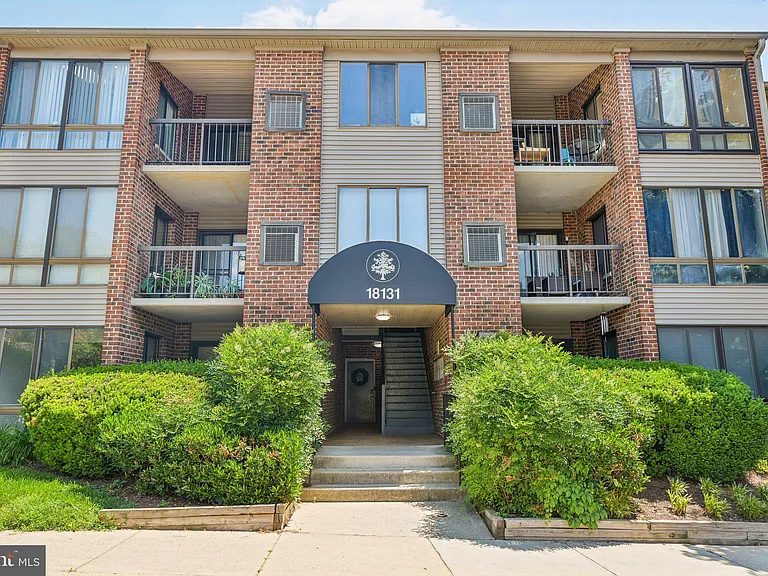 18131 Chalet Dr #301 — Photo 2