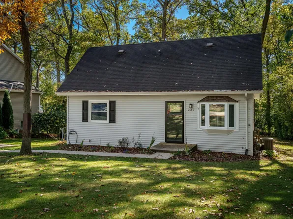 237 Rochester Rd NE, Poplar Grove, IL 61065